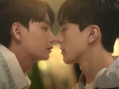 Jiwon and Jeongwu share their first kiss.