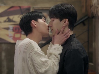 Jiwon and Jeongwu come close to kissing.