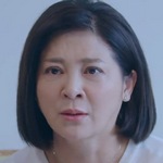Shi Lei's mom is portrayed by the actress Lotus Wang (çŽ‹å½©æ¨º).