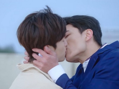 Shi Lei and Yu Zhen kiss during the happy ending in Beloved in House.