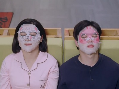 Shi Lei and his mom wear face masks together.