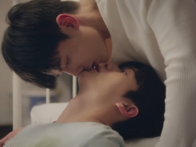 Shi Lei and Yu Zhen share their first kiss together, leading to much awkwardness afterwards.