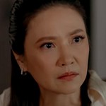 Pisaeng's mom is portrayed by Thai actor Grace Mahadumrongkul (เกรซ มหาดำรงค์กุล).