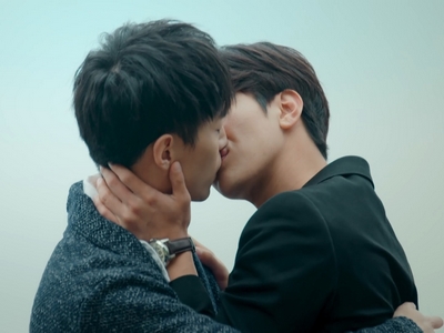 Episode 9 in Because of You features a kiss between Jun Cheng and Lin Xun.