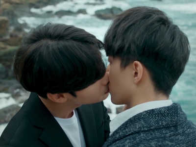 Jun Cheng and Lin Xun kiss at the cliff as they spread his mom's ashes.
