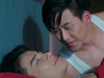 Xiang Shi thanks Jun Dao for taking care of him with a peck on the cheek in Episode 9.