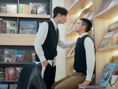 Jun Ping and Yue Rong kiss in the book store.