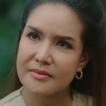 Uea's mom is portrayed by the Thai actress Tom Ratchaneekorn Phanmanee (รชนีกร พันธุ์มณี).