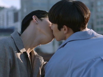 Ki Jin and Yeong Woo kiss for the first time.