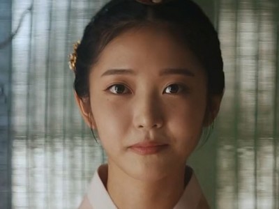 Seol is portrayed by Korean actress Hong Seung Hee (홍승희).