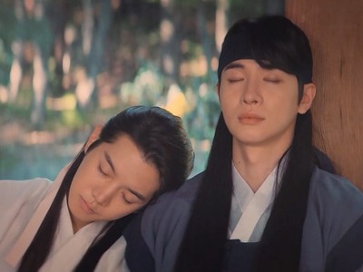Yoon Ho rests his head on Jae Woon's shoulder.