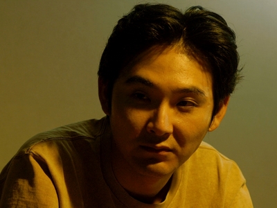 Hiasa is played by the actor Ryuhei Matsuda (松田龍平).