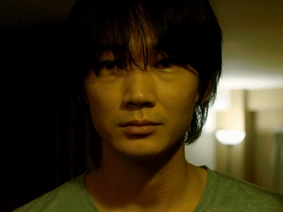 Konno is played by the actor Go Ayano (綾野剛).