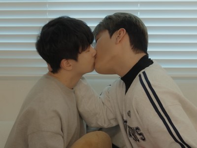 Yoon Jae and Do Hyun kiss.