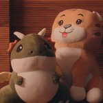 Yai and Mangkorn give each other dragon and tiger dolls.
