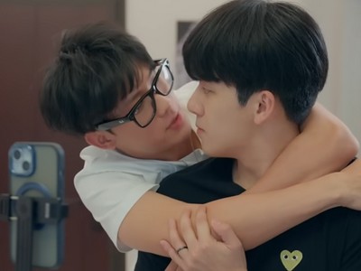 Bai Xing embraces He Yan.