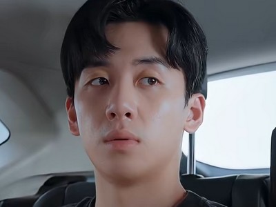 He Yan is portrayed by Taiwanese actor Andy Ko (葛兆恩)..