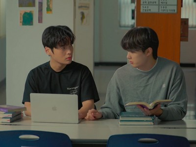 Min Jae and Yoon Chan meet in the library.