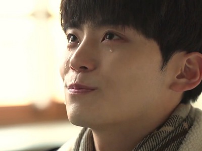 Hyun Woo cries after Do Jin's love confession.