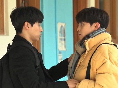 Ji Seok gives his scarf to Hyun Woo.