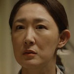 Si Won's mom is portrayed by the Korean actress Kim Sun Hwa (김선화).