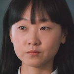 Si Won's sister is portrayed by the Korean actress Moon Hye In (문혜인).