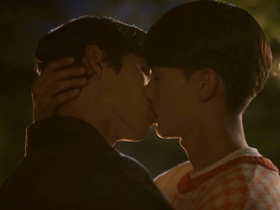 Si Won and Da Un kiss in the fantasy.