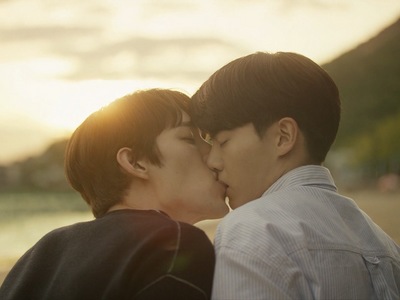 Si Won and Da Un share their first kiss on the beach.