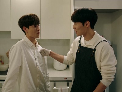 Dohoon and Yoon Soo are in the kitchen.