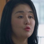 Hyunjong's mother is portrayed by Yun Su Jin (윤수진).