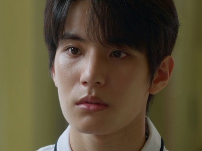 Sungwon is portrayed by Korean actor Jung Si Wan (정시완).
