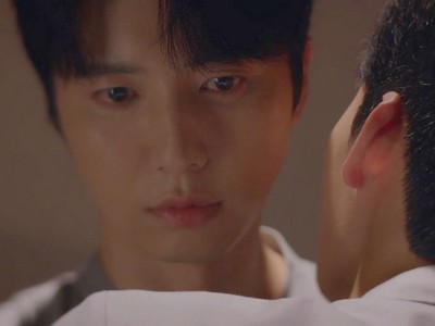 Kiwoo gets too close to his high school student.