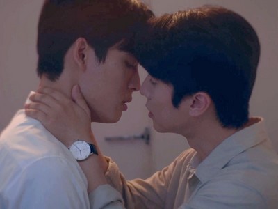 Kiwoo and Hyunjae pause after their kiss.