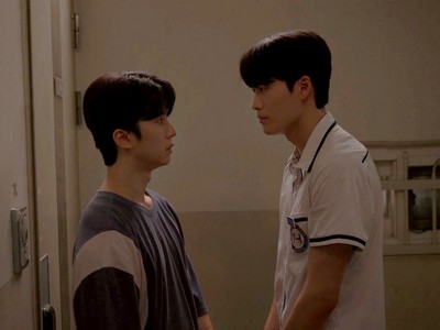 Kiwoo and Hyunjae are talking.