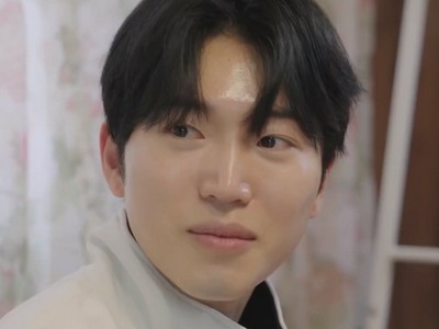 Ian is portrayed by Korean actor Kim Chan Ho (김찬호).
