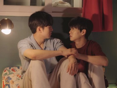 Ian and Jayden are in the bedroom.