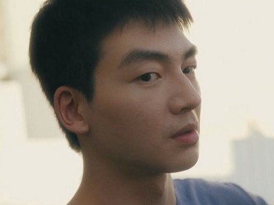 Mu Zhe is portrayed by Taiwanese actor Roy Chang (張洛偍).