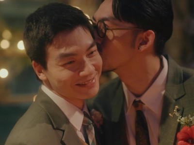 Mu Zhi and Sean kiss.