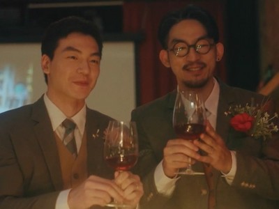 Mu Zhi and Sean give a toast at their wedding.
