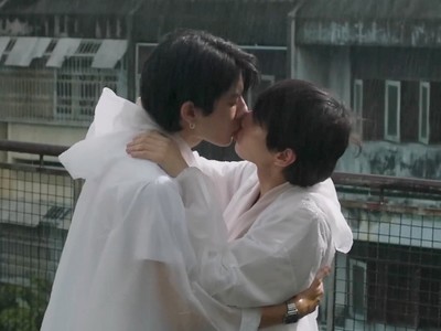 Jira and Koh kiss in the rain.