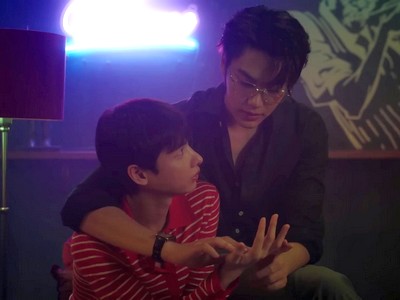 Jira and Pheem meet at a bar.