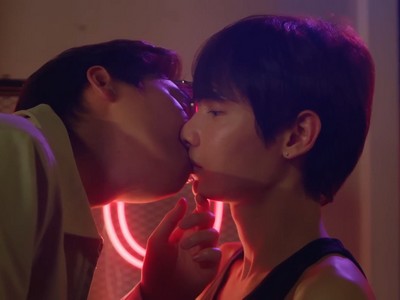 Jira and Pheem kiss.