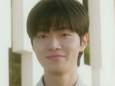 Jin Hwan is portrayed by Korean actor Seong Seung Ha (성승하).