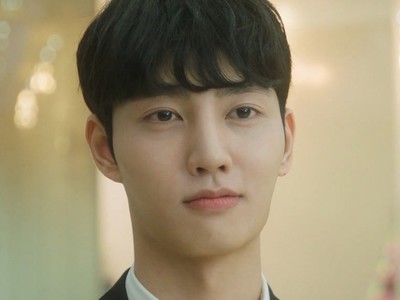 Min Jun is portrayed by Korean actor Chae Jong Hyeok (채종혁).