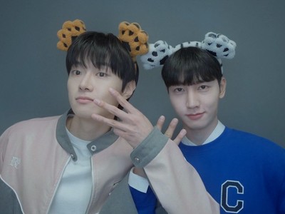 Min Jun and Jin Hwan are in the photo booth.