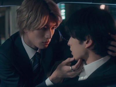 Onoe and Kabu share an intimate moment in the car.