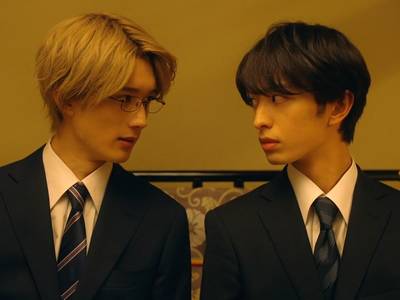 Onoe and Kaburagi dress up as tax accountants.