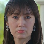 Kanda's mom is portrayed by Japanese actress Akiko Yada (矢田亜希子).