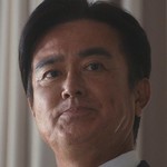 Maki's father is portrayed by Japanese actor Ken Ishiguro (石黒賢).