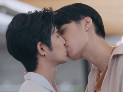 Tee and Oab kiss each other at the end of their date.
